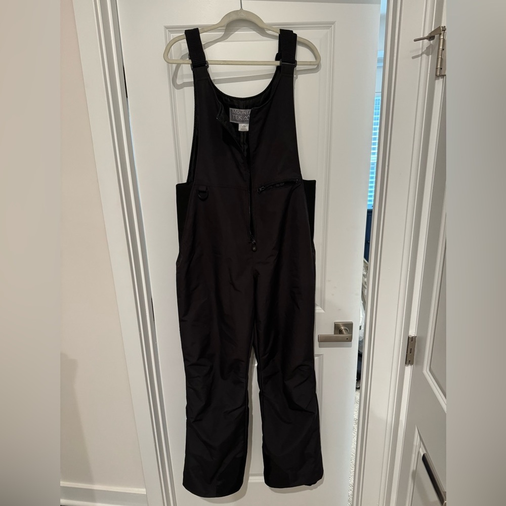 XL ski bib. Worn once, is in great condition. Very comfortable.
